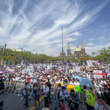 Contingentes reunidos en la Plaza de la Liberación