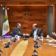 Rectores de ambas instituciones estrechando las manos