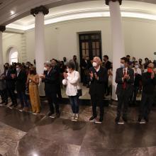 directivos y asistentes a la inauguración en el patio del museo
