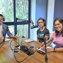 jóvenes durante la grabación del podcast