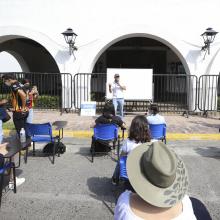 Profesor dando frente a Casa Jalisco