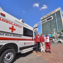 Personal de la Cruz roja y ambulancia 