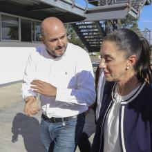 Dra. Claudia Sheinbaum y Rector Ricardo Villanueva caminando en el centro Universitario