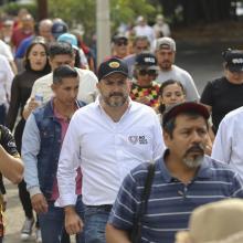 Comunidad UdeG durante la caminata