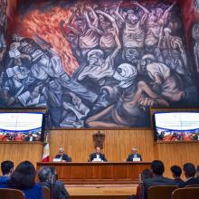 Presídium la ceremonia en el Paraninfo Enrique Díaz de León