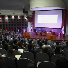 Vista del presídium durante el evento