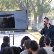 Doctor Francisco Javier Lozano Martínez, exponiendo frente al grupo