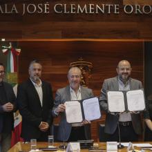 Participantes mostrando el convenio firmado 
