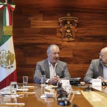 Autoridades en la firma del convenio 