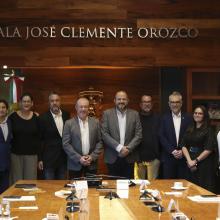Autoridades en la firma del convenio