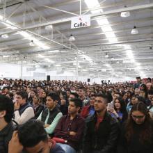 Estudiantes en una charla 