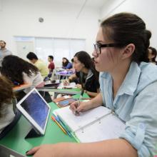 Docente frente a un grupo 