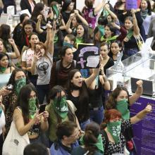 Mujeres en manifestación gritando consignas