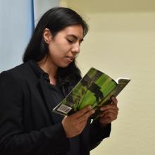 Asistente dando lectura a la poesía durante el taller