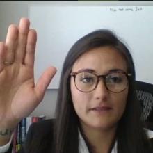 Egresada Ana Olivia Anaya tomando protesta