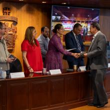 Presidium entregando reconocimientos