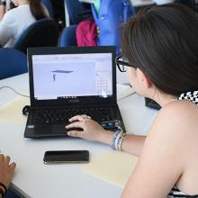 Adolescente usando laptop