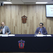 Presidium en rueda de prensa encabezada por Rector general