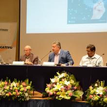 Presentadores de libros en presidium 