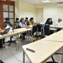 Participantes presenciales y virtuales de la sesión de lectura que inició con un juego de memoria para conocer la biografía y obra de la escritora
