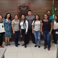 Estudiantes beneficiados con la beca acompañados de la coordinadora de Programas Educativos y la responsable del área de Becas de UDGVirtual