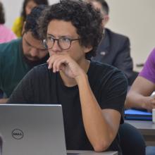 Joven frente a su computadora portátil