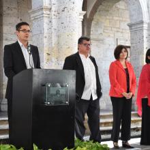 doctor Jorge Carlos Sanabria Zepeda haciendo uso de la voz durante la ceremonia de inauguración del proyecto "Línea del tiempo"