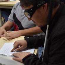 Persona leyendo un libro en braille