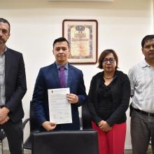 Egresado y sinodales de proyecto