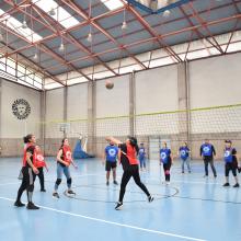 Comunidad UDGVirtual jugando voleibol