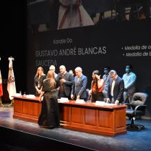 Entrega de reconocimiento de Arath Silva, estudiante de la licenciatura en Mercadotecnia Digital 