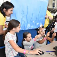 Participantes en el taller crean mensajes sobre el cuidado del planeta