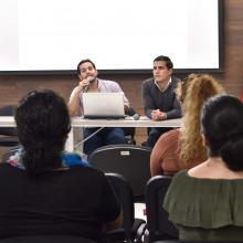 Presídium durante la charla