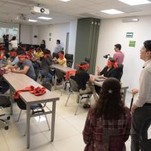 Instructores explicando la dinámica 