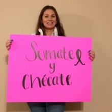 Mujer con letrero "Súmate y chécate"