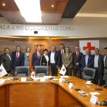 funcionarios y asistentes a la ceremonia