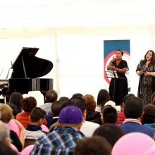 Pianista, cantante e interprete de interprete de lenguaje de señas durante el concierto