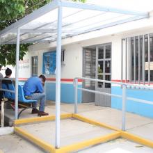 Persona sentada frente a un centro de salud