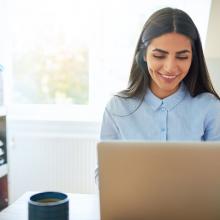 Mujer frente a una laptop