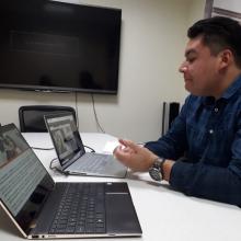 Christian Vargas, brindando información de los programas de UDGVirtual