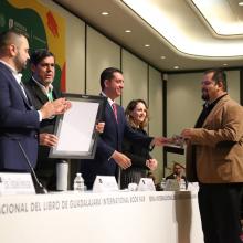 Doctor José Luis Mariscal Orozco, recibiendo el reconocimiento de manos del presídium