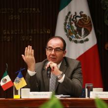 Roberto Arias de la Mora haciendo uso de la voz