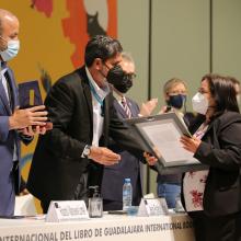 doctora Dolores del Carmen Chinas Salazar al recibir galardón