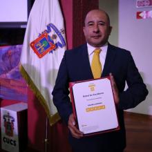 Dr. Jorge Balpuesta Pérez, Rector interino de UDGVirtual con el reconocimiento "Enseñanza en línea".