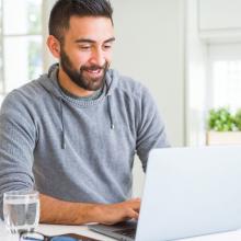 Joven utilizando una computadora