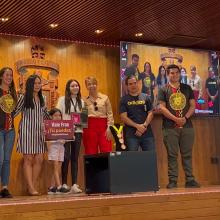 Estudiante recibiendo su premio 