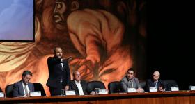 Doctor Ricardo Villanueva Lomelí  realizando la toma de protesta como Rector General