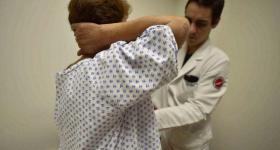 Mujer en revisión para prevenir para el cáncer de mama