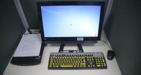 Equipo con programas de software, teclados especializados, un mouse tipo TrackBall