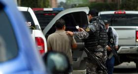 Militar realizando una revisión vehicular